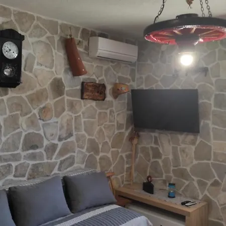 Nikini Dvori Gradac (Sibenik-Knin)