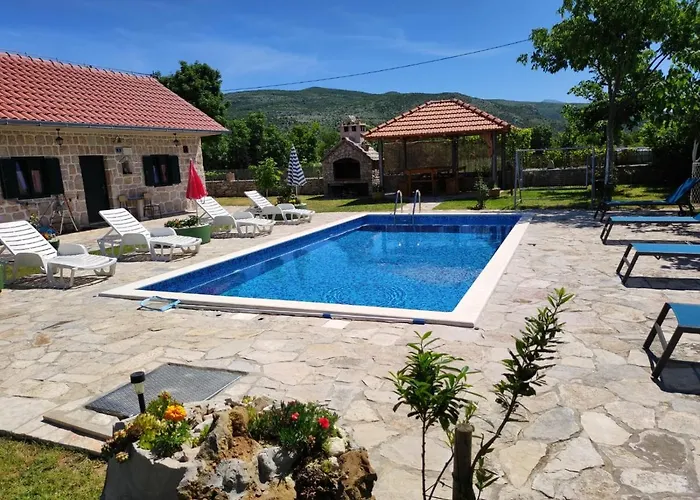 Nikini Dvori Gradac (Sibenik-Knin)
