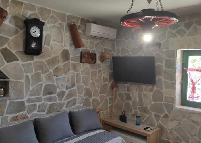 Nikini Dvori Gradac (Sibenik-Knin)