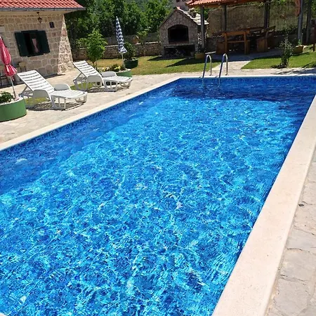 Nikini Dvori * Gradac (Sibenik-Knin)