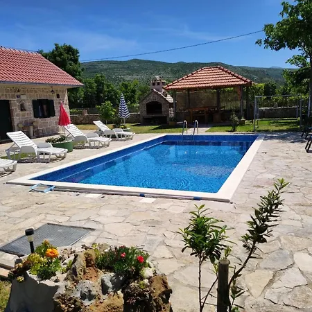 Nikini Dvori Gradac (Sibenik-Knin)