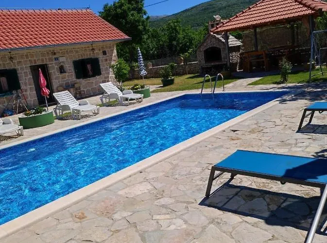 Nikini Dvori *